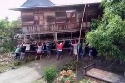 В Индонезии соседи помогли перенести дом на руках