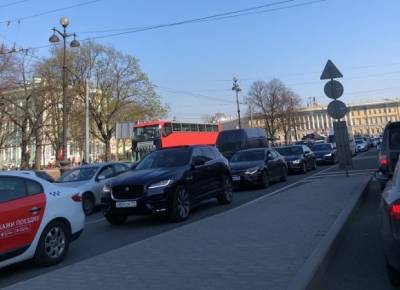 Военная техника блокировала движение в центре Петербурга (фото)