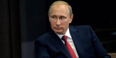 Путин продлил выплаты медикам и соцработникам
