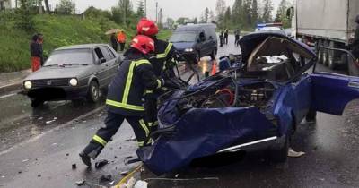 Во Львовской области в ДТП автомобиль сплющило, есть жертвы (2 фото)