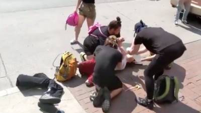 Полицейских, разгонявших демонстрантов в Огайо, обвинили в том, что они отобрали у мужчины без ног протезы