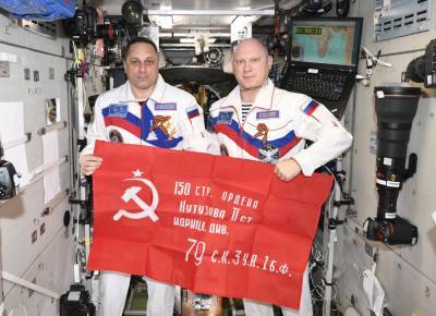 Побывавшую в космосе копию Знамени Победы передадут Музею Космонавтики