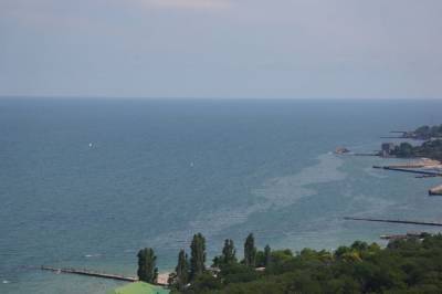 Разлив топлива из танкера Delfi в Одессе: Пятно достигло соседнего пляжа