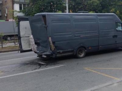 На Сырце в Киеве Mitsubishi догнал микроавтобус Ford