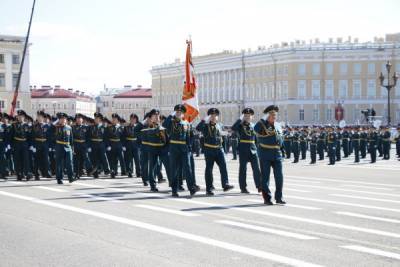 К Дворцовой площади на парад Победы направилась военная техника