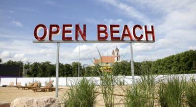 Море на экране: в центре Вильнюса открыли оригинальный пляж (фото)