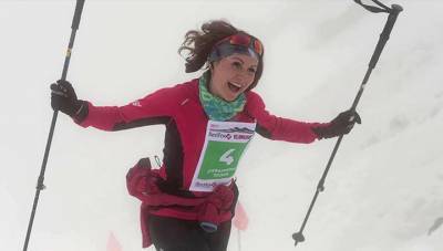 Знаменитая альпинистка Оксана Стефанишина установила флаг на горе Ачишхо