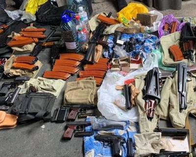 В Киеве нашли крупный арсенал оружия: автоматы, пистолеты-пулеметы и гранаты