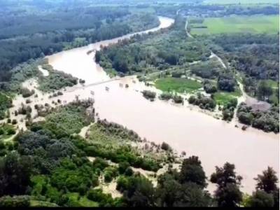 Буковину затапливает: вода может подняться до 10 метров, жителей призвали быть готовыми к эвакуации