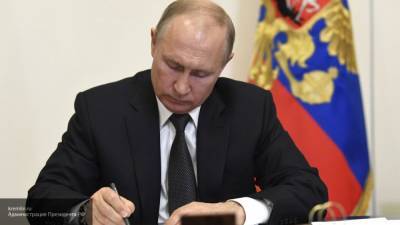 Путин подписал закон о выплатах семьям с детьми до 16 лет