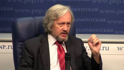 Политолог рассказал, кто на Украине получает выгоду от разрыва договоров с Россией