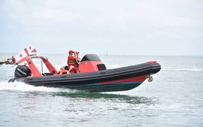 В Батуми спасатели ищут пропавшего в море мужчину