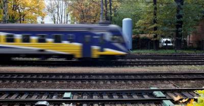 На переезде возле станции Звейниекциемс столкнулись поезд и внедорожник