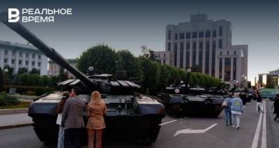 Военную технику перед парадом Победы в Казани оставили перед зданием Госсовета — фото