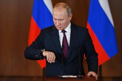 В Кремле объяснили, почему часы Путина "отстали" на 2 часа