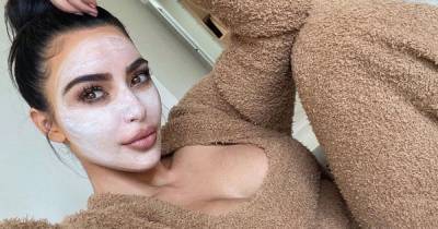 Домашняя Ким Кардашян без макияжа показала, как стирает белье