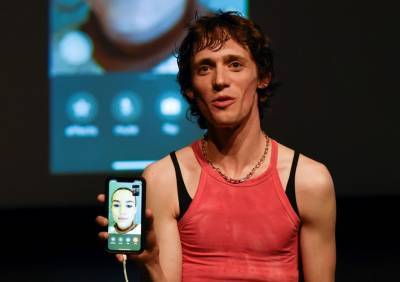 Цифровые тела и прозрачность: три спектакля фестиваля "Точка доступа"