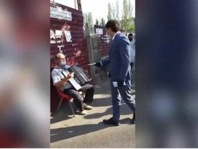 Имейте культуру: Гражданин отказался взять из рук министра маску и пожаловался на камеры
