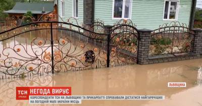 Западная Украина страдает от разрушительных паводков: вода затопила дворы и заблокировала дороги к селам