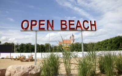 Море на экране: В центре Вильнюса открыли "карантинный" искусственный пляж