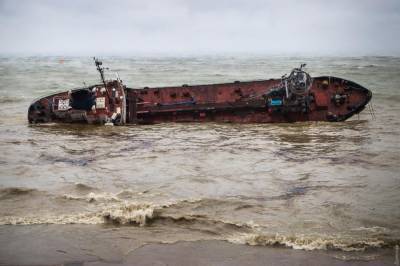 Топливо из затонувшего танкера Delfi достигло соседних одесских пляжей: фото