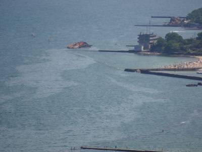 Из танкера Delfi продолжает выливаться топливо. Пятно достигло одного из пляжей Одессы