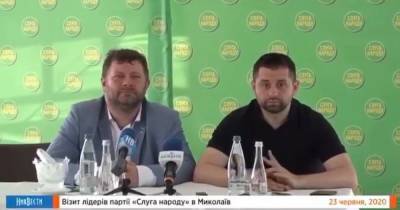 "Баба рабочая, как корабельная сосна": Арахамия и Корниенко "неформально" обсудили коллегу по фракции