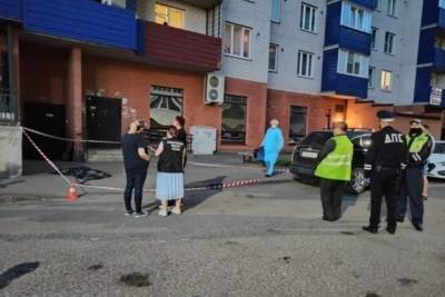 Человек погиб, выпав из окна многоэтажки на Запсковье