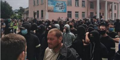 В Ровненской области на митинге произошли столкновения, пострадал начальник полиции