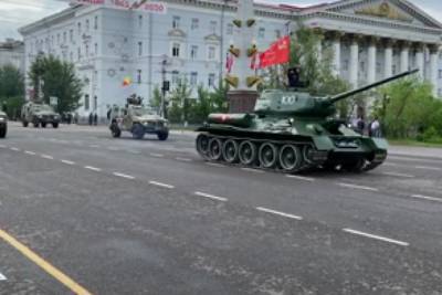 Легендарный Т-34 возглавил колонну военной техники на параде Победы в Чите