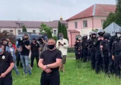 В Ровенской области Украины напавшие на депутата радикалы получили отпор