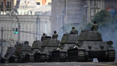Проход военной техники по Тверской во время Парада Победы