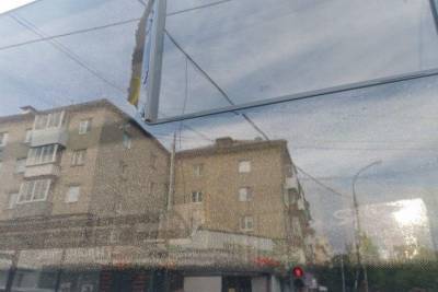 В центре Екатеринбурга неизвестные обстреляли трамвай. Полиция проводит проверку
