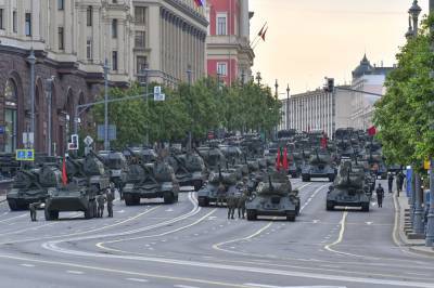 Ряд улиц в центре Москвы перекрыли из-за проезда военной техники