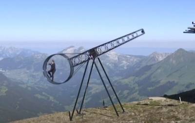 Появилось видео трюка в «колесе смерти» над пропастью в Альпах