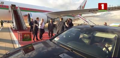 Видеофакт. Лукашенко в лимузине возит водитель в маске