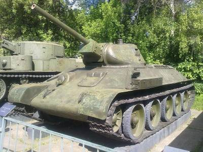 Во Владивостоке механизированную колонну на параде Победы возглавил легендарный танк Т-34