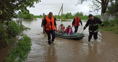 Наводнение набирает обороты на Прикарпатье: Днестр вышел из берегов