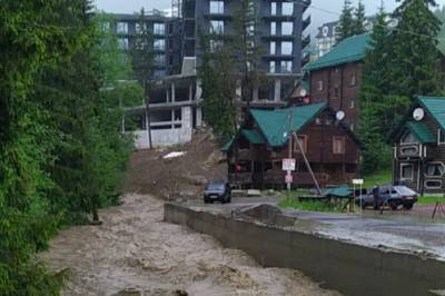 В Карпатах ушел под воду известный украинский курорт: шокирующие видео потопа в Буковеле