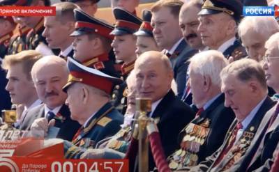 В эти минуты в Москве начинается военный парад на Красной площади