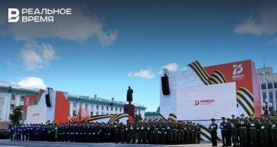 В Казани начинается парад Победы: зрители толпятся за забором, а ветераны разделены перегородками