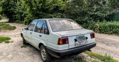 В гараже нашли старую Toyota Corolla с правым рулем на советских номерах