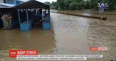 Паводок в Черновцах: вода начала заливать Калиновский рынок