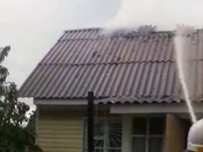Из-за удара молнии под Киевом загорелся дом