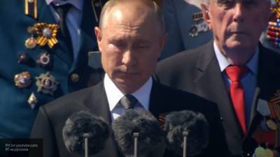 Путин попросил ветеранов не вставать с трибун вместе с ним во время Парада Победы