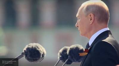Путин поздравил россиян с Великой Победой, обратившись к участникам парада в Москве