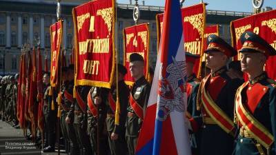 Генерал Журавлев принимает юбилейный парад Победы в Петербурге