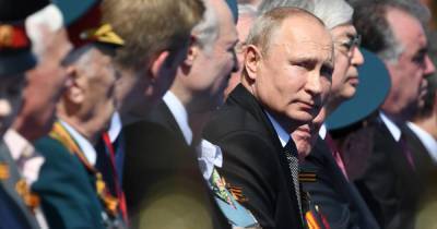 Путин обратился к россиянам с трибуны на параде Победы