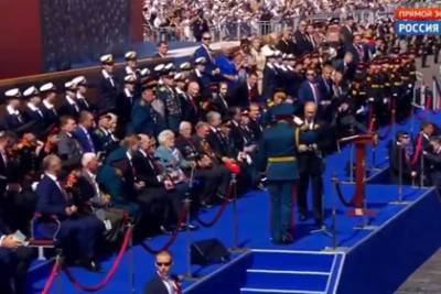 Путин попросил ветеранов не вставать во время его выступления на параде Победы