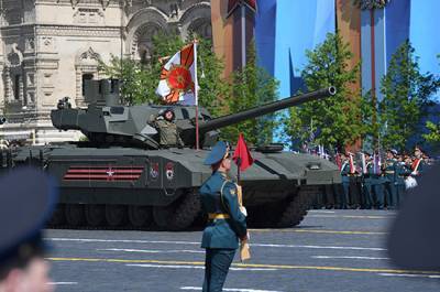 Президент России поздравил военных и гостей Парада Победы